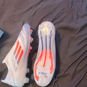 Adidas F50 vita fotbollsskor st 42. - Säljer ett par Adidas F50 fotbollsskor i storlek 42. Skorna är helt nya och aldrig använda – dock utan originalkartong.