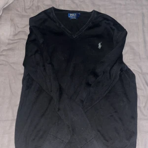 Svart v-ringad tröja  - Hej säljer min väns svarta polo crewneck tröja. Har använt lite men nästan som ny.