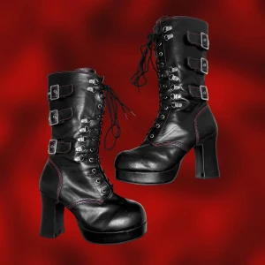 Demonia GOTHIKA-101 - Spicy vintage lace-up boots från Demonia! ⛓️🥵Storlek 39 (innermått ~24cm) 📏I bra använt skick med lätt naturligt slitage på utsidan ✨Skorna har stretchig resår upptill för optimal passform, men skulle ändå säga att de passar dig med lite smalare vader. 100% goth-faktor och svåra att få tag på!! Köp nu 💌