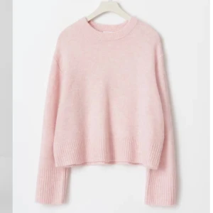 Rosa stickad tröja  - Jätte fin rosa stickad tröja från Gina Young. Slutsåld på hemsidan. Passar mig som vanligtvis har S. Pris kan diskuteras vid snabbt köp💗