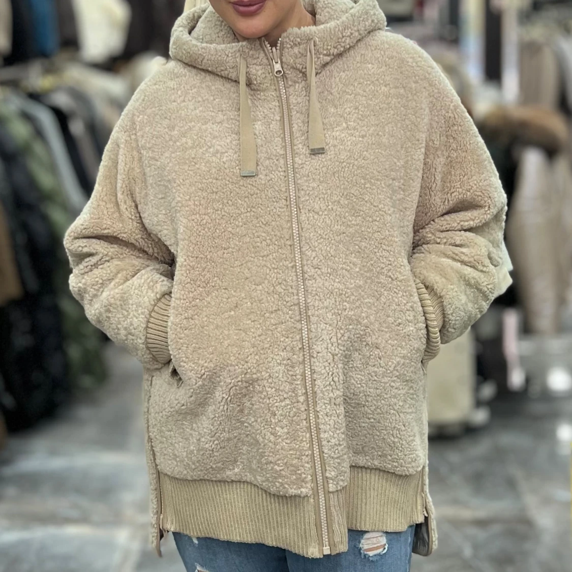 Beige teddyjacka med huva och dragkedja - 1