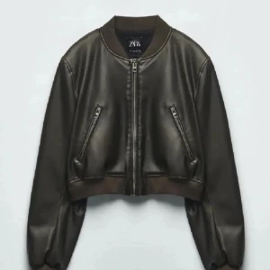 Zara jackan till salu🤩 - Det virala skinnimiterade bomberjackan från Zara i storlek m. Superbra skick, säljer den på grund av att den inte kommer till användning då den är lite liten för mig. Finns frågor eller önskas fler bilder är det bara att skriva så löser jag det!😊