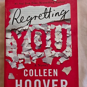 Regretting You - Upptäck 'Regretting You' av Colleen Hoover – en roman som lockar med sin starka titel och kreativa omslag. Perfekt för dig som gillar känsloladdade berättelser och vill läsa något som berör och engagerar. En #1 New York Times bestseller som passar unga vuxna och ungdomar. Boken är helt ny Förseglad i sin originalplast Mjukpärm (inte Hardcover) Normal storlek (inte pocket)