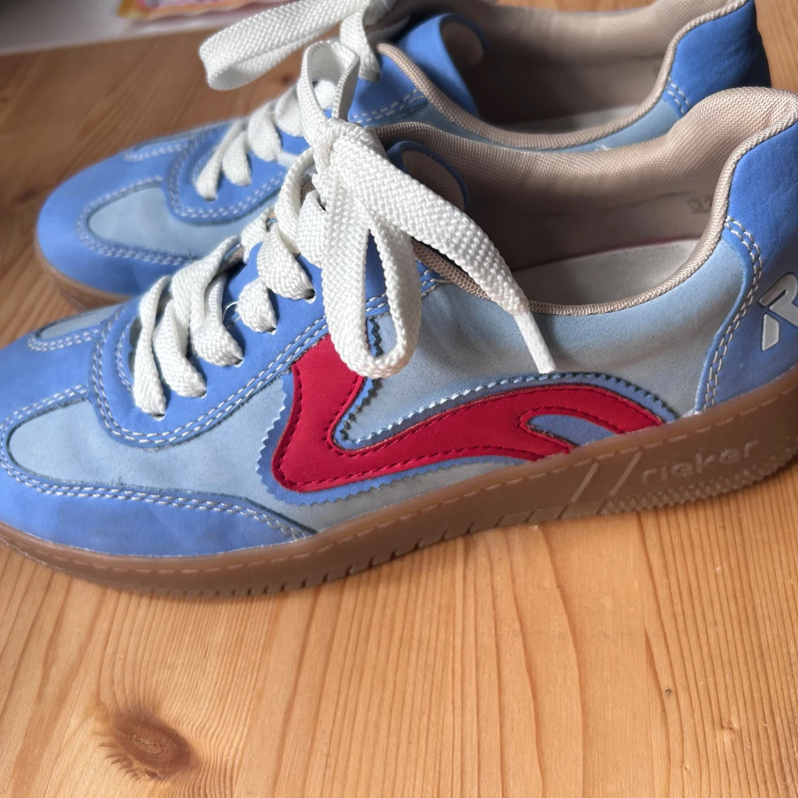 Blå sneakers från Rieker med röd detalj - 2