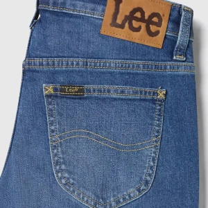 Blå lågmidjade Lee jeans bootcut - Snygga lågmidjade blå jeans från Lee med klassisk femficksdesign och bruna kontrastsömmar. Jeansen är bootcut och mellanblå tvätt, samt Lee-logga på bakfickan och läderpatch i midjan. Perfekta för en avslappnad och tidlös look. Nypris 1.099kr 