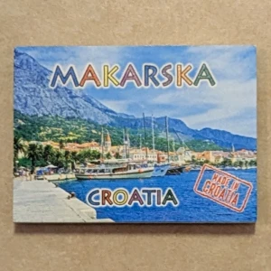 Makarska Croatia Magnet - Färgglad souvenir-magnet med motiv från Makarska, Kroatien. Perfekt för kylskåpet eller som minne från resan. Magneten är i gott skick utan synliga defekter och har tydlig text och bild. Tillverkad i Kroatien.