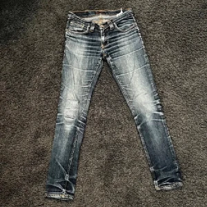 Nudie Jeans - Feta nudie jeans i storlek 28/30-32 typ