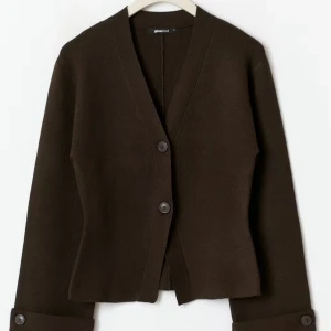 Brun kofta från Gina Tricot - Mörkbrun kofta från Gina Tricot! Använd fåtal gånger🫶🏻 skriv privat för bilder på💞