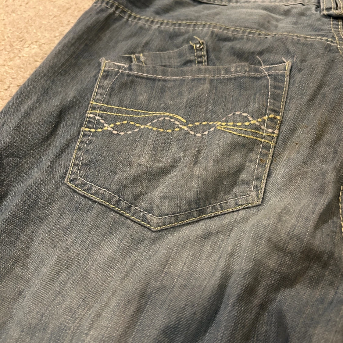 Grå jeansshorts med broderade fickor - 2