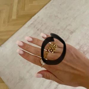 Guldig Edblad ring med nitar - Snygg guldig Edblad ring 💞Minsta storlek!💗 Pris kan diskuteras 💓 