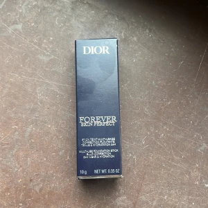 Dior Forever Skin Perfect Foundation Stick - Dior Forever Skin Perfect Foundation Stick i färgen 2.5N Neutral. Kommer i en lyxig svart och silver hylsa med CD-logga. Ger en jämn och naturlig finish, perfekt för att skapa en flawless bas. Enkel att applicera och smidig att ta med i väskan.  Går att hämta i Stockholm 