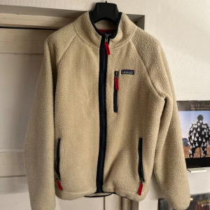 Patagonia fleecejacka retro pile  - Tjena! Nu finns denna riktigt feta Patagonia retro pile fleece jackan till salu! Den är i toppskick utan några skador, kvitto finns ej men den är 100% äkta:) // Abbe 