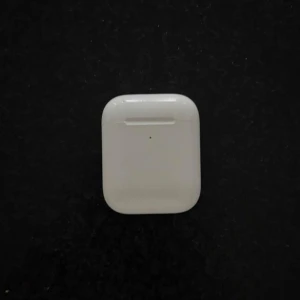 AirPods 2 - Apple AirPods 2 med trådlöst laddningsetui. Klassisk vit design, smidig anslutning till iPhone och andra Apple-enheter. Laddningsfodralet och hörlurarna är i gott skick med endast mindre tecken på normalt bruk. Perfekt för musik, samtal och röststyrning :)