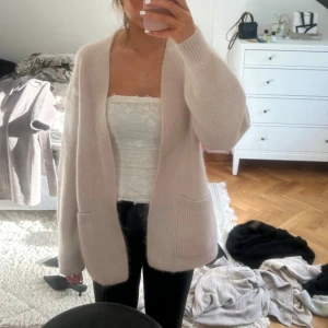 Ljusrosa kofta från & Other Stories - Jätte fin ljusrosa kofta från other stories i storlek M. Den är använd väldigt få gånger och är i mycket fint skick utöver att den har en liten svart fläck se bild 4 och 5, är väldigt säker på att det går bort om man tvättar fläcken men har bara inte orkat göra det, om någon är intresserad och vill köpa koftan så kan jag försöka få bortfläcken. Koftan är köpt för 1500kr men jag säljer för 750. Pris går att diskuteras