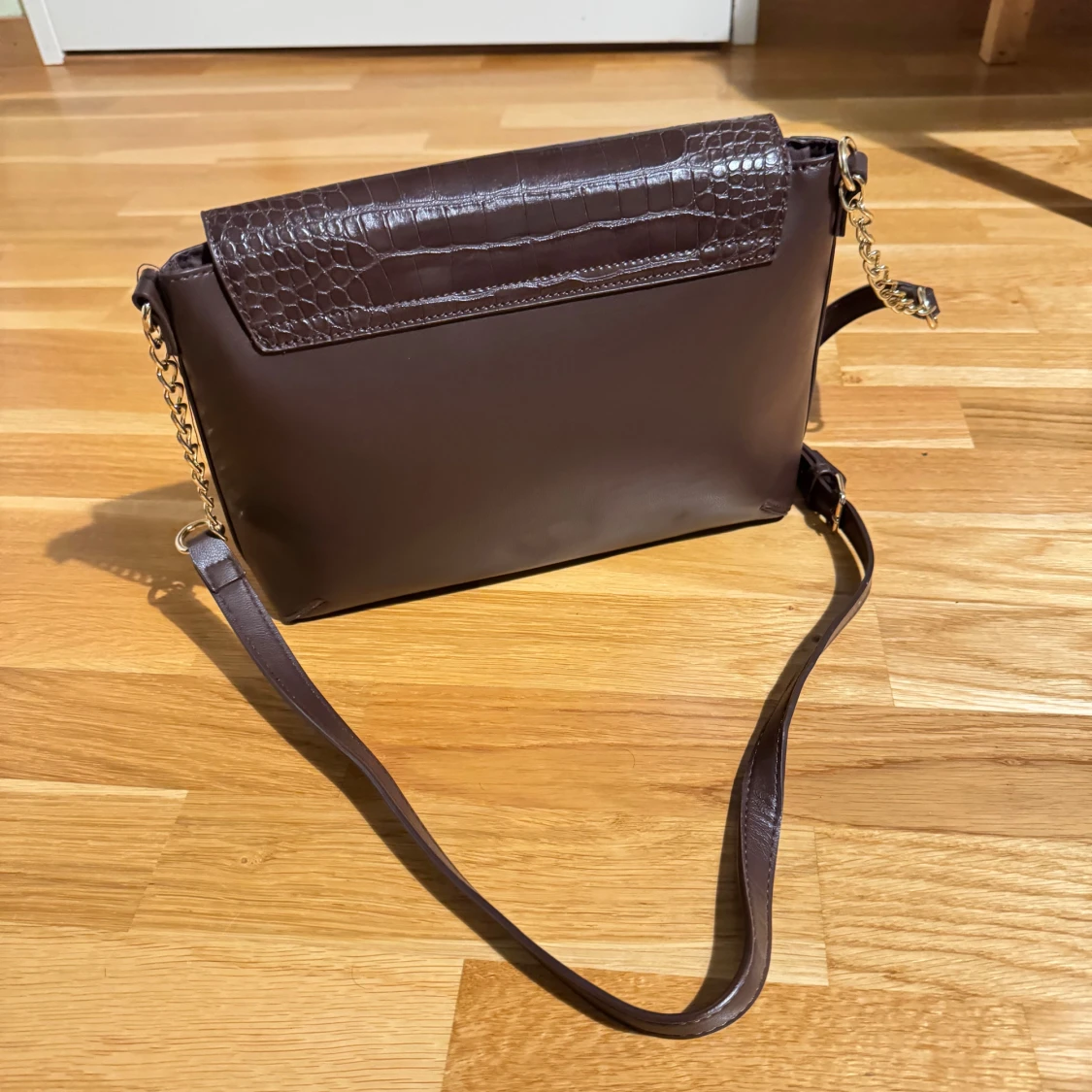 Brun axelväska i croco-mönstrat skinn - 1