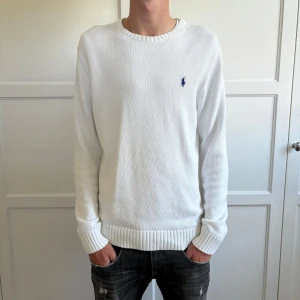 Ralph Lauren Tröja - Tja! Säljer nu denna vita Ralph Lauren tröjan. Skicket är 9/10 och har inga defekter. Storleken är M och passar dig som är mellan ca 180-190! Mitt pris är 549. Hör av dig om du har någon fråga!