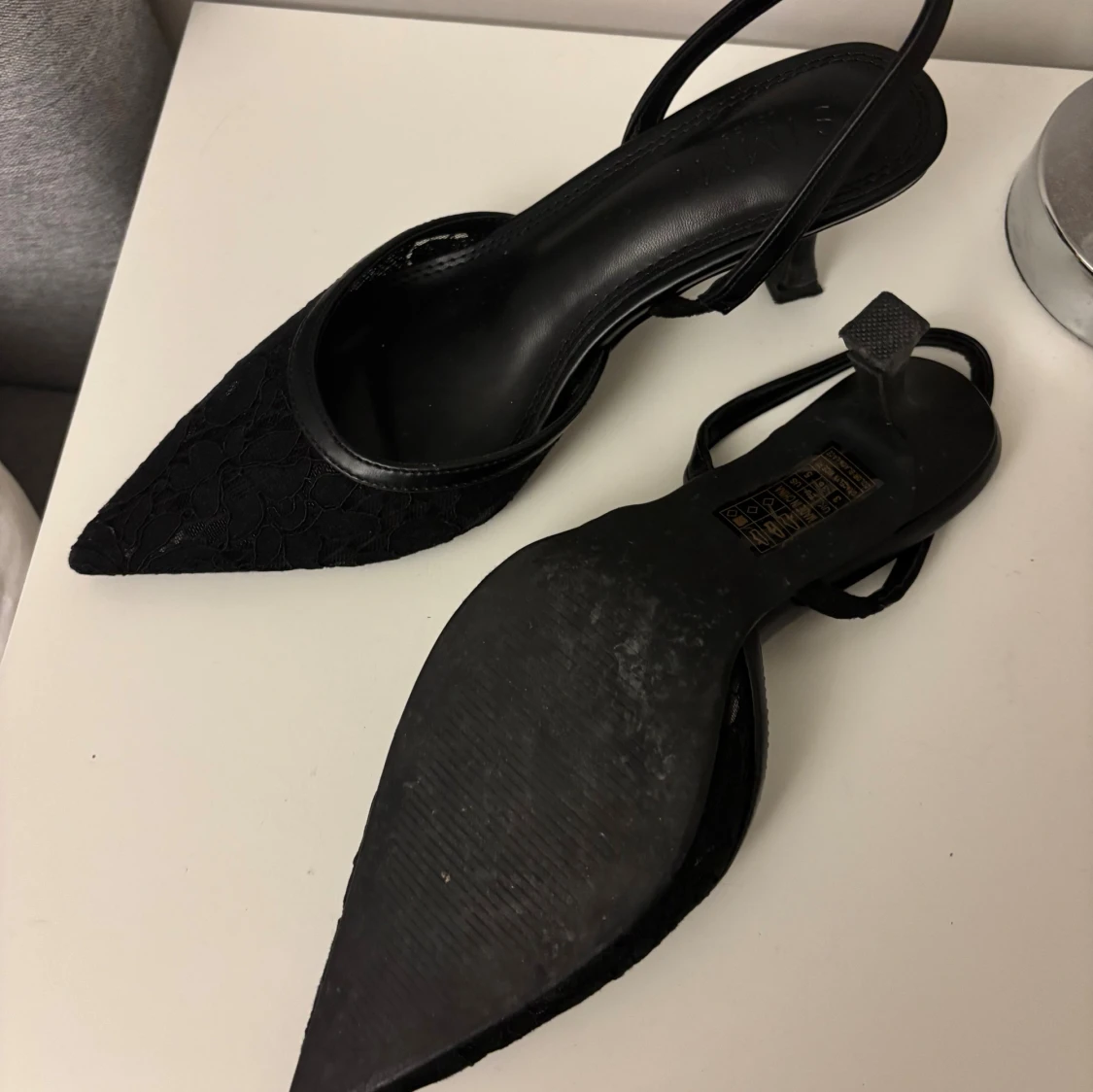 Svarta spetsiga pumps med låg klack - 2