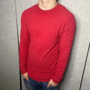 Stickad tröja - Riktigt skön stickad River Island tröja | Strl: S | Skick: 9/10 (en liten fläck som inte märks vid användning) | Modellen är 175, väger 80 | Nypris: ca 1200kr | Hör av er vid frågor och funderingar!