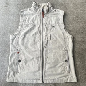 Beige väst från Camel Active - Riktigt fräsch väst från Camel Active i bra skick utan brister. Vid minsta lilla fundering är det bara att fråga.