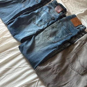 Jeans - Säljer 5 par snygga jeans som ja inte använder längre.                                                                                               .1 Mörkblå från Wrangler W31 L32.                          .2 Ljusblå från Jack n Jones W32 L32.                      .3 Ljusblå från Jack n Jones W32 L34.                      .4 Blå från okänt märke W31 L32.                             .5 Grå från Jack n Jones W31 L34                             - 300kr styck eller 1200 för alla!  