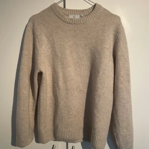 Beige stickad tröja från Bläck - Säljer en stilren beige stickad tröja från Bläck i storlek S. Tröjan har rund halsringning, ribbade muddar och är långärmad. Nypris ca 1200 men här för enbart 429 trots det fina skicket den är i. Priset är dock förhandlingsbart😉👊