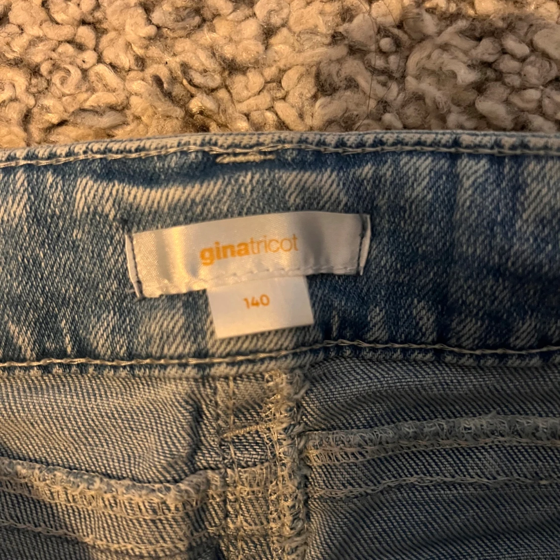 Ljusblåa jeans från Gina  - 1