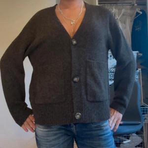 Vringad kofta vero moda  - Mysig brun kofta med v-ringning, stora knappar och två fickor. Helt ny, aldrig använd med prislapp kvar. Säljer då den var lite för liten 💕💕 nypris 450