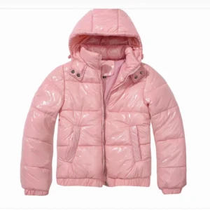 Glansig rosa pufferjacka med huva - Säljer en glansig rosa pufferjacka med huva och dragkedja. Jackan är quiltad och har två fickor framtill samt hög krage med tryckknappar. Perfekt för kalla dagar och ger en riktigt trendig look. Nästan aldrig använd 