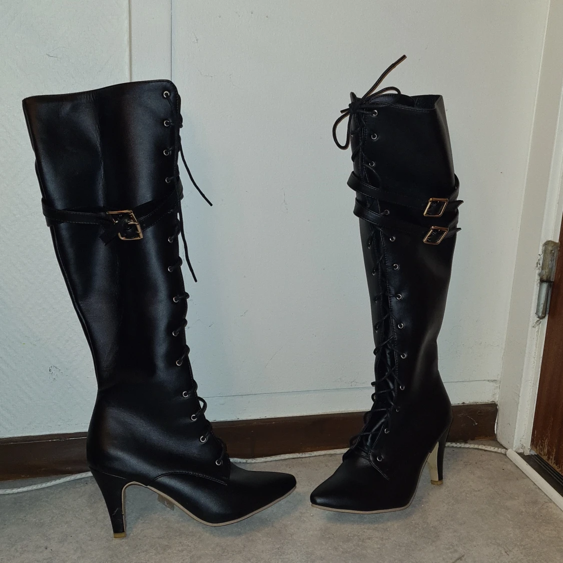 Svarta höga stövlar med snörning