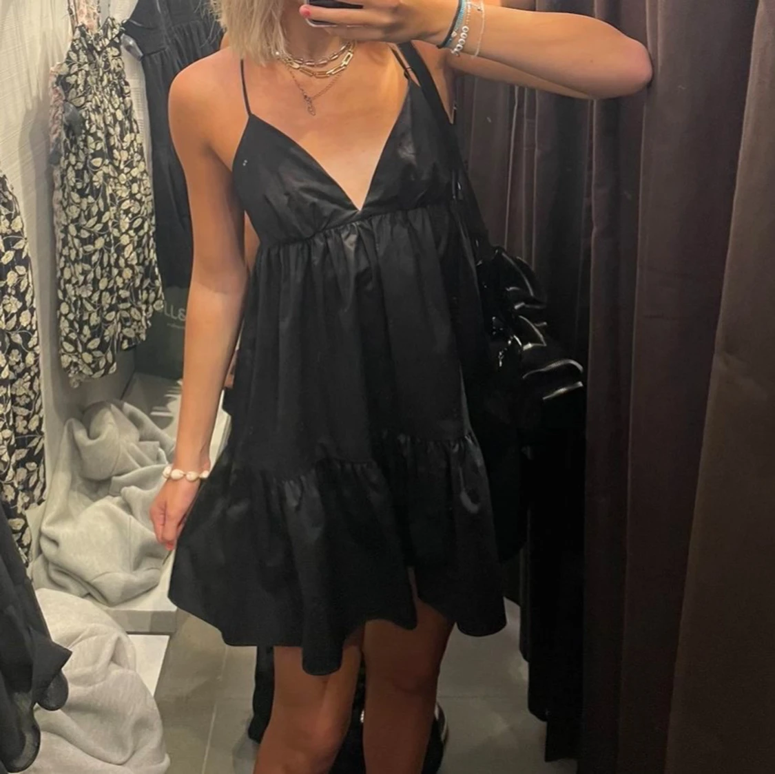 Svart kort klänning med tunna axelband