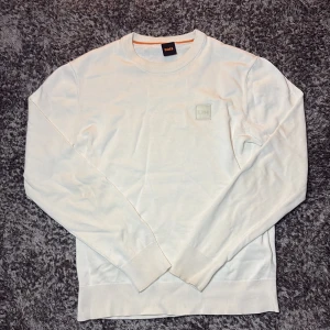 Boss tröja - En riktig fin boss tröja bra skick, och riktigt bra för vintern som kommer nu och om man vill se fräsch ut, storlek s 