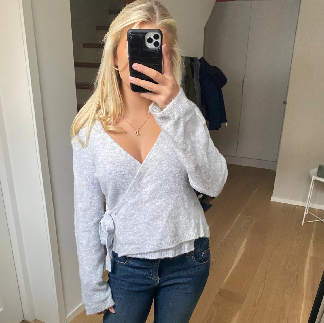 Stickad omlott tröja