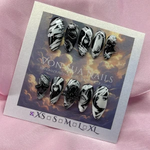 Noir (XS);Medium Almond - Handmålade press-on naglar i svart och vitt med detaljerade anime-motiv och 3D-effekter. Setet innehåller storlek (S: 14 mm, 11 mm, 11,5 mm, 10 mm, 8 mm , och har coola, unika designer med ansikten och abstrakta mönster. Perfekt för dig som vill sticka ut med konstnärliga naglar.