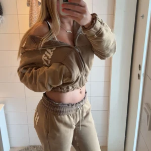 Hidden cult set - Säljer detta populära hidden cult set, använt 1 gång. Storlek xs men passar S också. Jag är 167 som referens men jag har vikt upp vid längderna. Man kan vika upp flera gånger eller ha kvar längderna. 