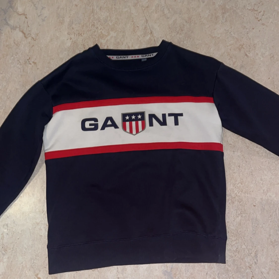 Mörkblå GANT tröja med logga