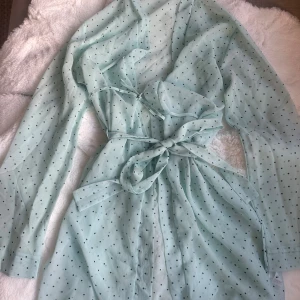 Ljusblå prickig morgonrock  - Tunn prickig morgonrock 💙