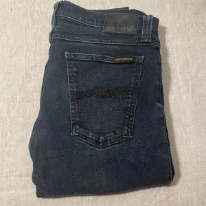 Mörkblå jeans från Nudie Jeans - | märke: Nudie Jeans | plagg: jeans | skick: 9/10 | storlek: W31 L32 | nypris: 1500kr | mitt pris: 349kr | färger: mörkblå | pris kan diskuteras | hör av dig vid minsta fråga eller fundering // MatteoResell |