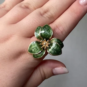 Justerbar ring  - Fin mörkgrön blomsterring som är justerbar! Erbjuder 20% rabatt vid köp av 2 varor🫶🏼