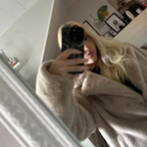 Beige pälsjacka med bred krage - Supermjuk och fluffig beige pälsjacka med bred krage och rak passform. Jackan har en lyxig känsla som verkligen sticker ut. Perfekt för dig som vill ha en trendig och mysig look under kyliga dagar.💕💕