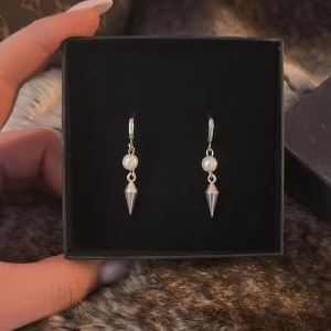 Silvriga örhängen med pärlor - Snygga silverörhängen, helt oandvända. Skriv vid intresse. 