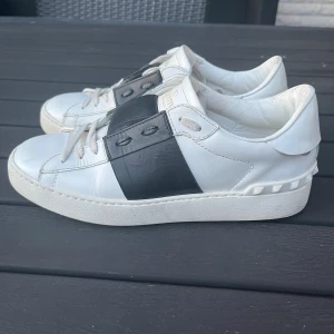 Valentino open - Tjena, säljer nu dessa riktig snygga och populära valentino opensen, de är i mycket bra skick men finns 2 små fläckar på de, endast skorna ingår, hör av er vid frågor och funderingar🙌🤝