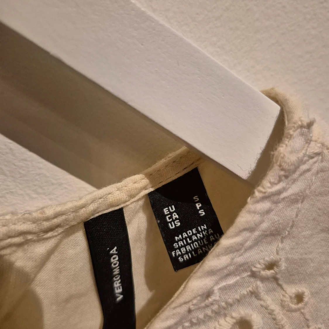 Broderad blus i bomull från Vero Moda - 1