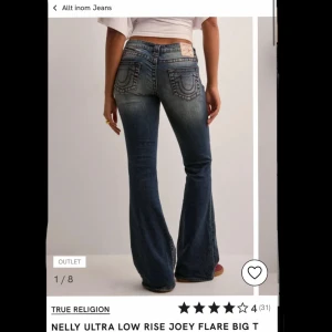 True Religion Joey Flare Jeans blå - Snygga low waist jeans från True Religion. De har stretchigt material och har midjemåttet 40 cm rakt över och innerbenslängden 80 cm. Jag köpte dem second hand och säljer pga att de är något för stora för mig. Slutsålda i denna storlek på Nelly, men ni kan gå in och läsa om material osv där om ni vill. Det är bara att höra av sig om man har några frågor! 💕