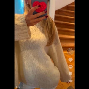 Stickad tröja med rosett  - Jätte söt stickad tröja med rosett i ryggen 💋⭐️