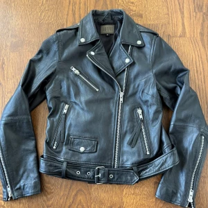 Svart skinnjacka från Jofama, stl 38 - Jofama ”Rachel leather biker” stl 38. Väldigt sparsamt använd! Nypris 2700kr