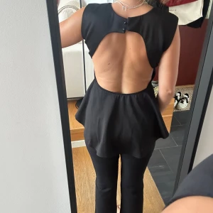 Peplumtop från AX Paris - Säljer en svart peplumtop från AX Paris i storlek S. Väldigt bra skick!