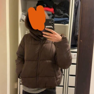 Brun pufferjacka - Säljer en jätte fin brun pufferjacka, Jackan är perfekt för kyliga dagar. Köpt från Bikbok, har inga skador ☺️Priset går att diskuteras 😊