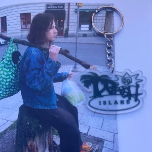 TRASH ISLAND - keychain - 1st Keychain med TRASH ISLAND motiv. Alla DRAIN GANG beställningar kommer med foto + DRAINBABY sticker. Alla beställningar kommer med freebies!