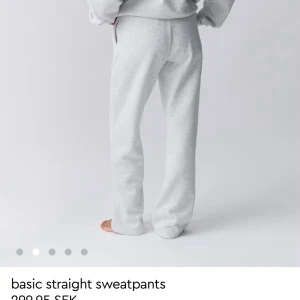 Grå mjukisbyxor - Skönaste Ljusgråa mjukisbyxor med rak passform och snörning i midjan. Byxorna har en basic stil, sidofickor och är tillverkade i mjukt material som passar perfekt för en chill vardagslook. Är lite noppriga och har svaga fläckar längst ner vid fötterna men inget man tänker på🫰🏼