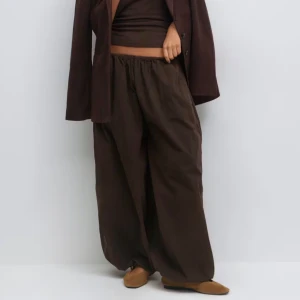 Bruna vida byxor med resårmidja - INTRESSEKOLL!  Helt oanvänd slutsåld ballongbyxorn från Gina🥰Ett par bruna byxor med riktigt vid passform och resår i midjan. De är superbekväma och har en avslappnad stil, perfekta för dig som gillar loose fit och vill ha något som sticker ut. Materialet känns lätt och luftigt.  Om ni är intresserade så skriv prisförslag 